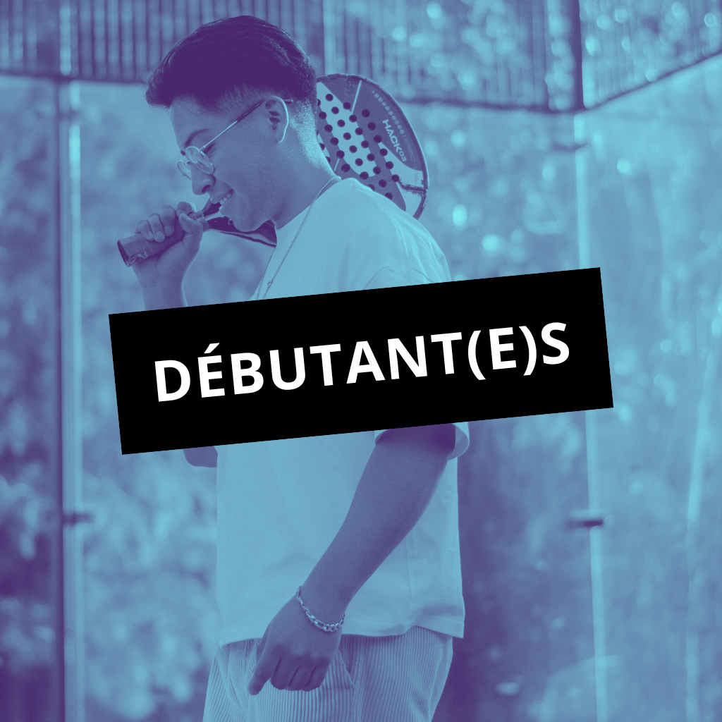 Un joueur débutant le padel dans une ambiance conviviale à Nice