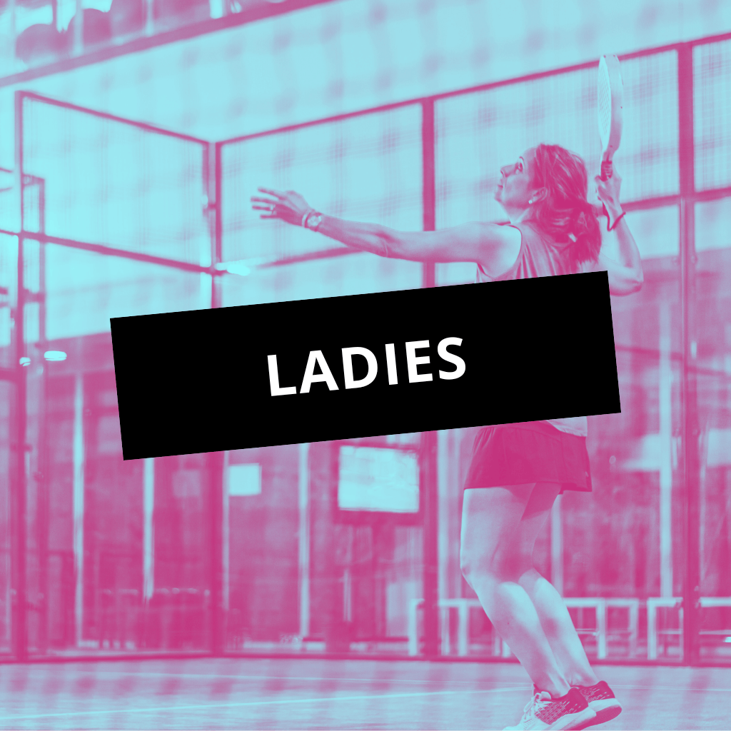 Une joueuse de padel en action sur le court, énergie et convivialité à Nice