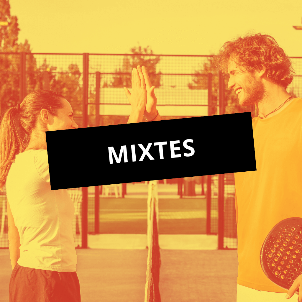 Un match de padel mixte avec joueurs et joueuses réunis sur le court à Nice