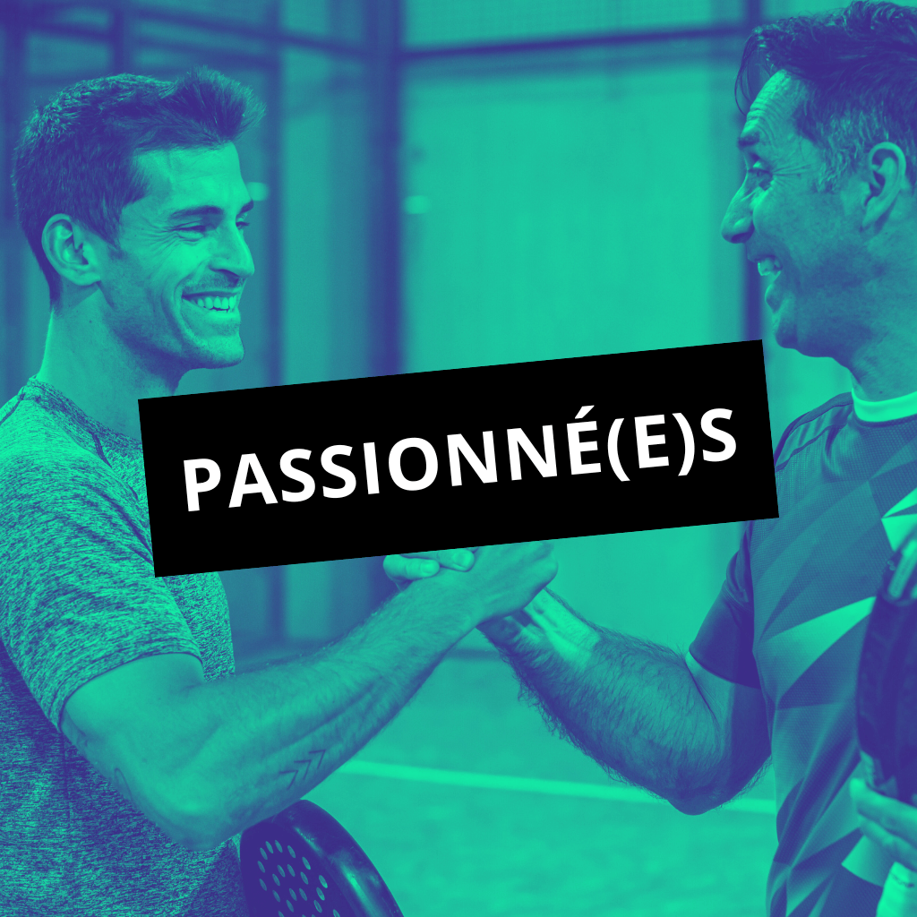 Un match de padel en double masculin, deux équipes s’affrontent sur le court à Nice